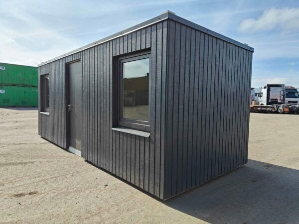 cma9k9eu3000j04i9956m8mv0.jpg